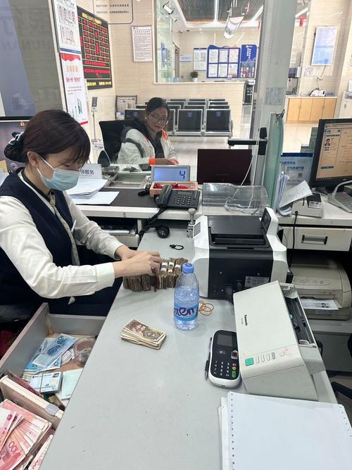 银行柜台前焦虑的客户